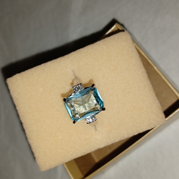 PRETTY BLUE TOPAZ RING Various Sizes - Picture 4 of 9